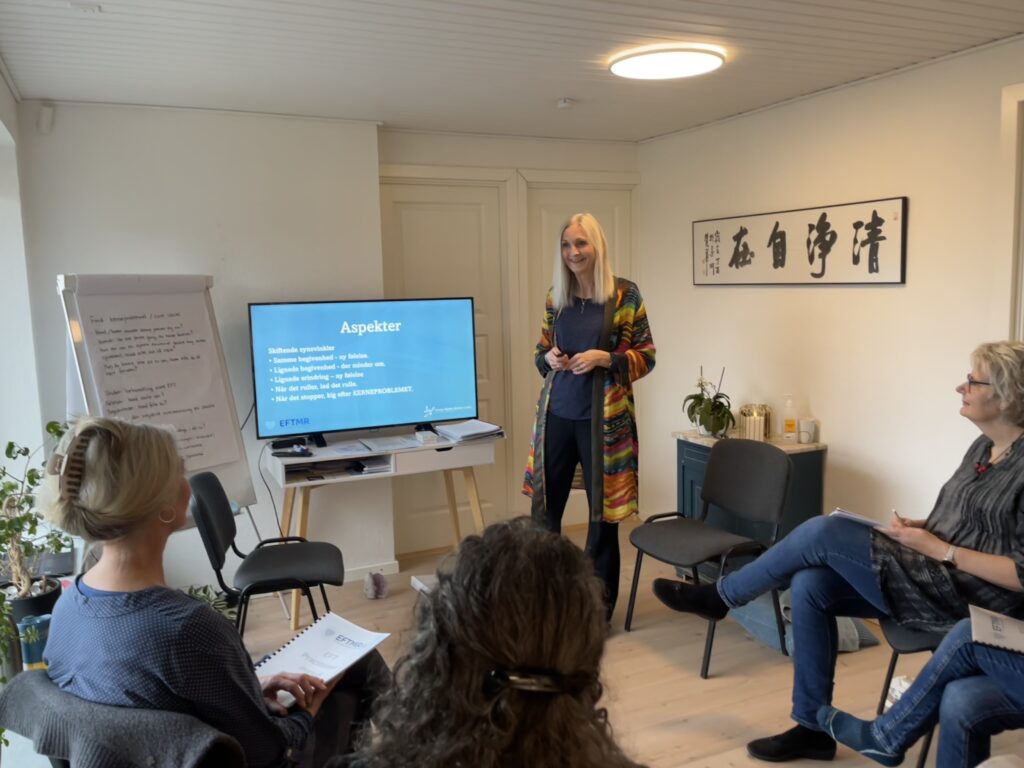 Traumeterapeut Anna Mette underviser i Emotional Freedom Technique og der er lyttende studerende.